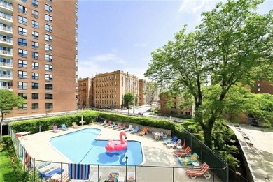 Prime waterfront location. Luxury building, steps from the beach