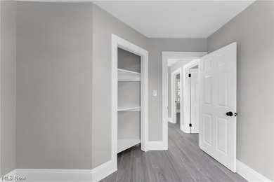 This beautifully renovated 3-bedroom, 2-bathroom home offers - photo 14