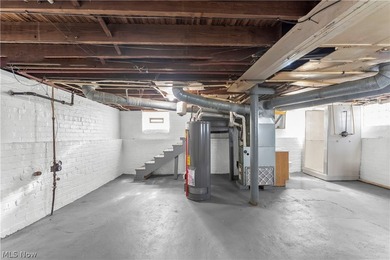 This beautifully renovated 3-bedroom, 2-bathroom home offers - photo 21
