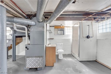 This beautifully renovated 3-bedroom, 2-bathroom home offers - photo 23