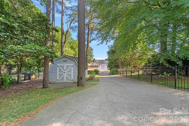 Tucked away on the highly coveted Isle of Pines Peninsula, just - photo 8