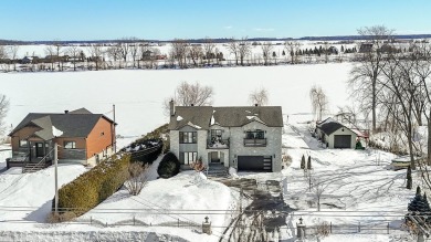 Lake Home For Sale in Saint-Marc-Sur-Richelieu, 