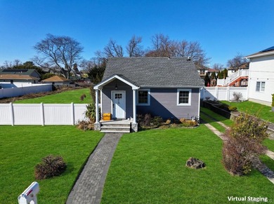Welcome to this sun-drenched, impeccably maintained 3-bedroom, 2 - photo 1