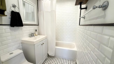 Welcome to this sun-drenched, impeccably maintained 3-bedroom, 2 - photo 8