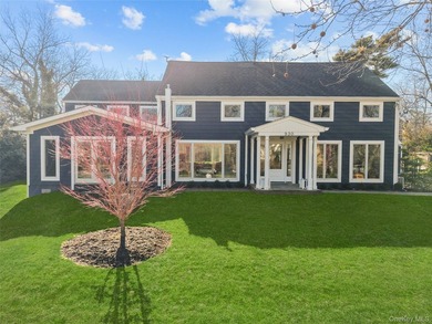 Welcome to 930 Smith Lane in the VILLAGE OF HEWLETT NECK, a - photo 2