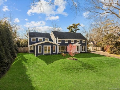 Welcome to 930 Smith Lane in the VILLAGE OF HEWLETT NECK, a - photo 3