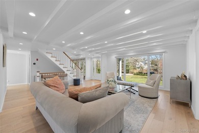 Welcome to 930 Smith Lane in the VILLAGE OF HEWLETT NECK, a - photo 7