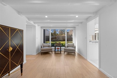 Welcome to 930 Smith Lane in the VILLAGE OF HEWLETT NECK, a - photo 9