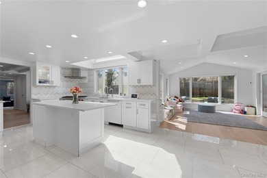 Welcome to 930 Smith Lane in the VILLAGE OF HEWLETT NECK, a - photo 10