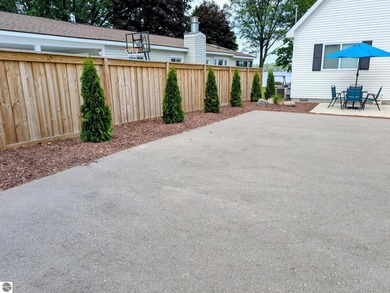 Beautiful, newer 3 bed, 2 bath home situated on 50-ft of - photo 15