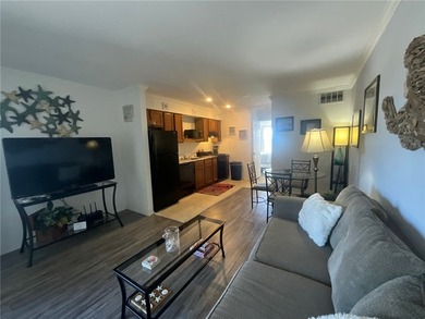 Beautiful furnished waterfront condo in a well-kept community - photo 3