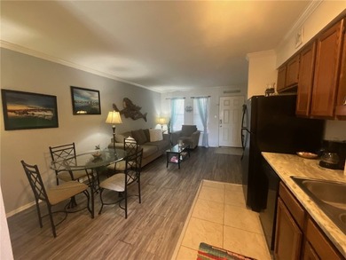 Beautiful furnished waterfront condo in a well-kept community - photo 4