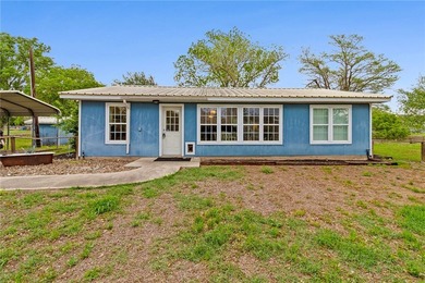 Lakefront retreat on three acres offering rare privacy - photo 1