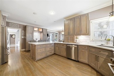 Welcome to luxury living in the prestigious Towne Lake Hills - photo 26