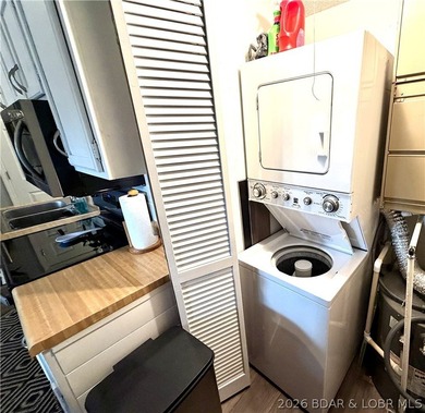 Top-floor, fully remodeled showstopper 1-bedroom condo that - photo 18