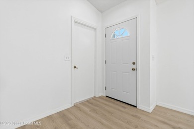 Welcome to your dream home! Remodeled and freshy painted - photo 2