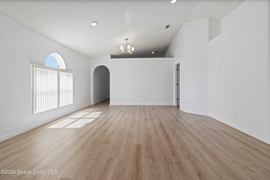 Welcome to your dream home! Remodeled and freshy painted - photo 4