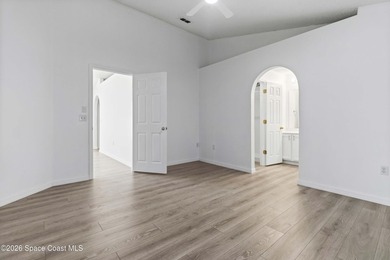 Welcome to your dream home! Remodeled and freshy painted - photo 8