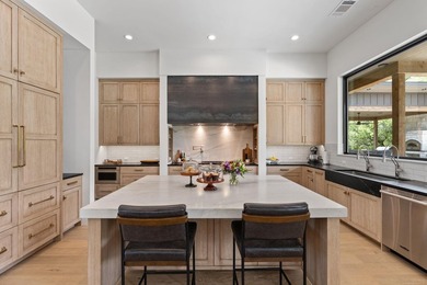 Stunning custom home in Horseshoe Bay offering elevated Hill - photo 8
