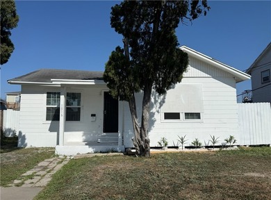 Welcome to 1816 Elizabeth St! It's located in the heart of - photo 1