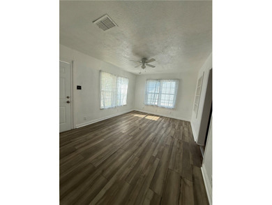 Welcome to 1816 Elizabeth St! It's located in the heart of - photo 2