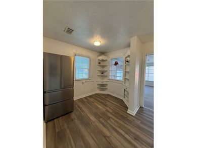 Welcome to 1816 Elizabeth St! It's located in the heart of - photo 3