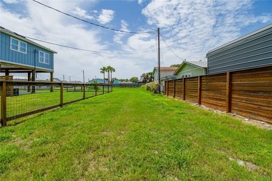 Just 4 blocks to water's edge! Easy access to the popular Water - photo 2
