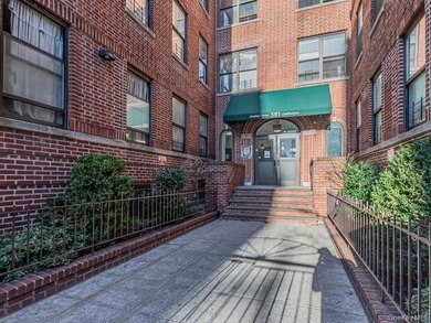 Welcome to 581 Acadamy Street # GLE. This beautiful renovated 1 - photo 14
