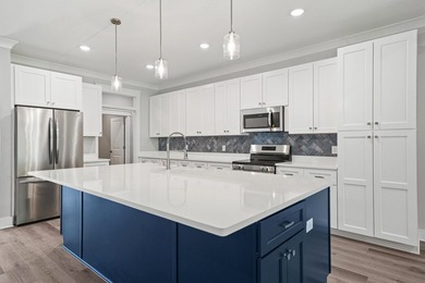 Luxury new construction in the sought-after Hidden Creek golf - photo 3