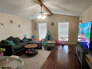 Great home located in Flour Bluff school district. Has three - photo 2