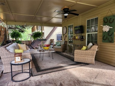 Welcome to your peaceful oasis! This fully updated country lake - photo 2