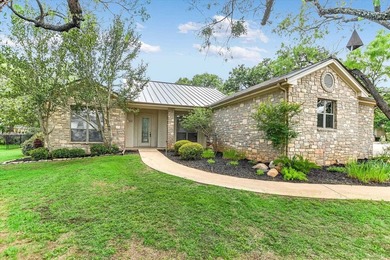 Positioned on a corner lot with a circular drive in Horseshoe - photo 2