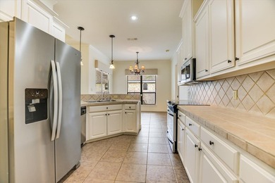 Positioned on a corner lot with a circular drive in Horseshoe - photo 9