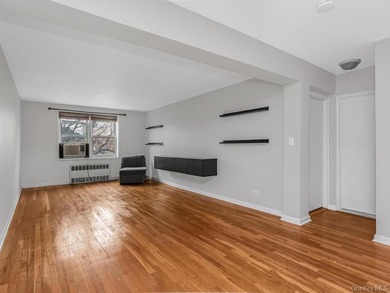 COMMUTERS DREAM LOCATION! This beautiful corner unit features a - photo 2