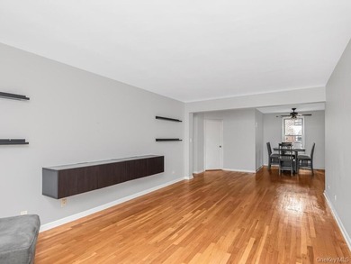 COMMUTERS DREAM LOCATION! This beautiful corner unit features a - photo 3