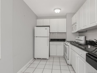 COMMUTERS DREAM LOCATION! This beautiful corner unit features a - photo 5