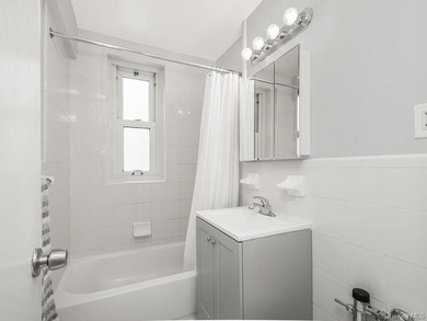 COMMUTERS DREAM LOCATION! This beautiful corner unit features a - photo 10