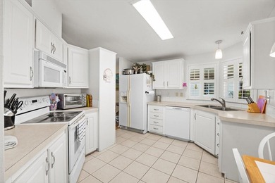 Charming Beachcomber model offering 2 spacious bedrooms, 2 baths - photo 12