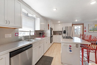 Lakefront Retreat on Inks Lake - Turnkey Investment Opportunity - photo 4