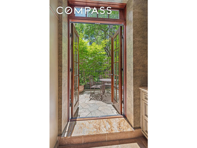 Beyond a discreet Carnegie Hill facade, steps from Central Park - photo 3