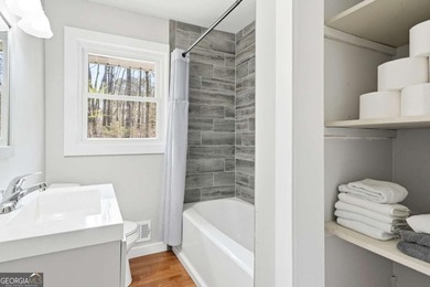 Welcome to this beautifully renovated four-bedroom - photo 16