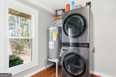 Welcome to this beautifully renovated four-bedroom - photo 23
