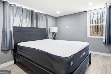 Welcome to this beautifully renovated four-bedroom - photo 28