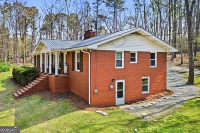 Welcome to this beautifully renovated four-bedroom - photo 38
