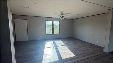 New- Ready to move in! Large open floor plan. Roomy bedrooms - photo 2