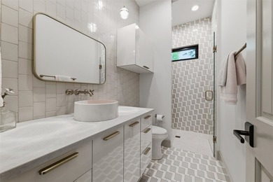 Welcome to this stunning gated 3-bedroom, 3-bathroom lake home - photo 12