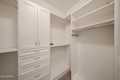 Beautiful 2 bed + den condo in the heart of Toscana, offering a - photo 13