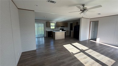 New- Ready to move in! Large open floor plan. Roomy bedrooms - photo 3