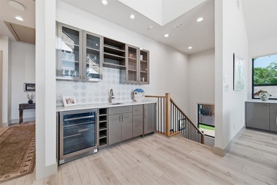 Welcome to this stunning gated 3-bedroom, 3-bathroom lake home - photo 13