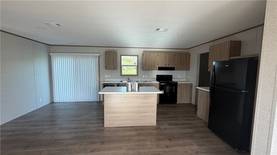 New- Ready to move in! Large open floor plan. Roomy bedrooms - photo 4